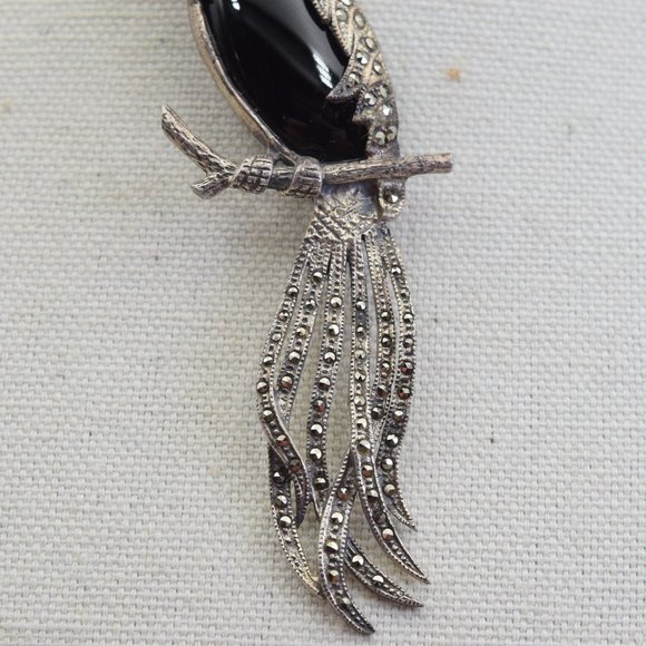 Vintage Sterling Silver, Onyx, Marcasite, & Garnet Crested Long Tail Bird Brooch - Picture 6 of 13